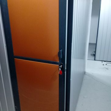Čelní strana kovové sklepní kóje